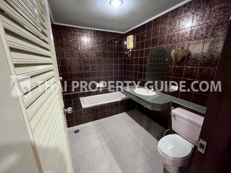 House with Shared Pool in Bangnatrad 